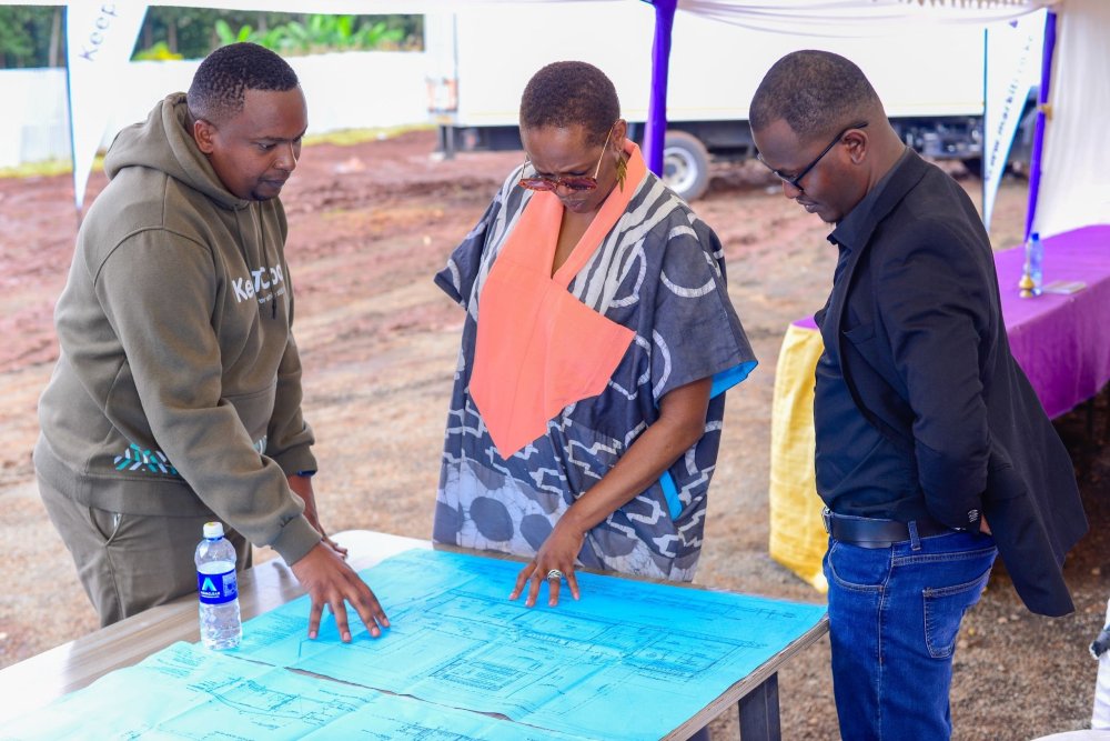 Francis Nderitu, Founder of Keep IT Cool shows the hub's plans to Earthshot Prize Council Member Wanjira Mathai