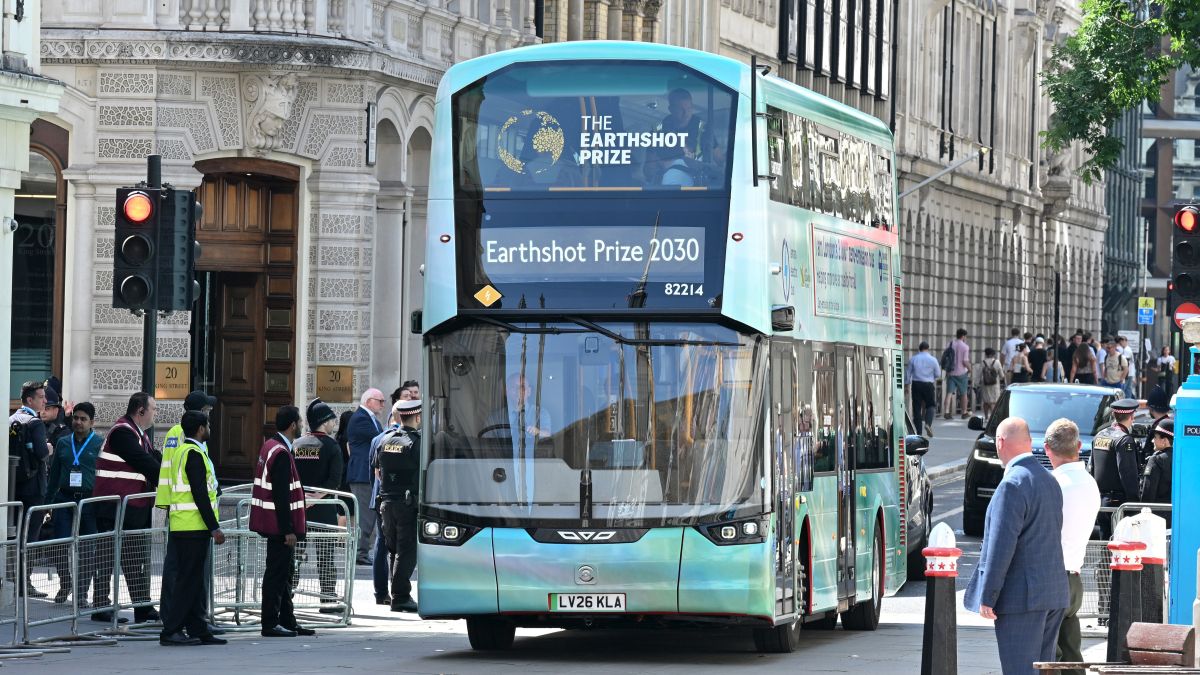 Route 2030, London's 3,000th electric bus, arrives at Guildhall for The Earthshot Prize Impact Assembly